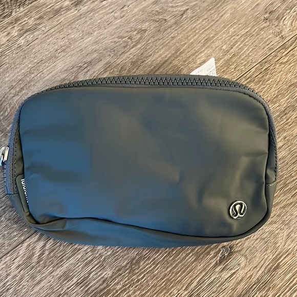 NWT Lululemon Grey Sage Everywhere Belt Bag! - Picture 4 of 9
